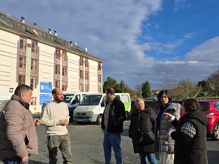 Representantes do BNG Cabanas diante das instalaci&oacute;ns de DomusVi en Laraxe
