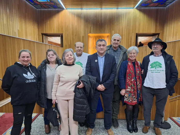 Xos&eacute; Manuel Golpe con representantes das asociaci&oacute;ns de propietarias