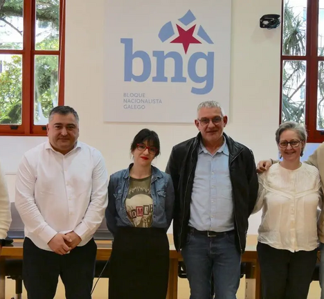 Iago Varela e Xos&eacute; Manuel Golpe, &aacute; esquerda, xunto con outros representantes do BNG